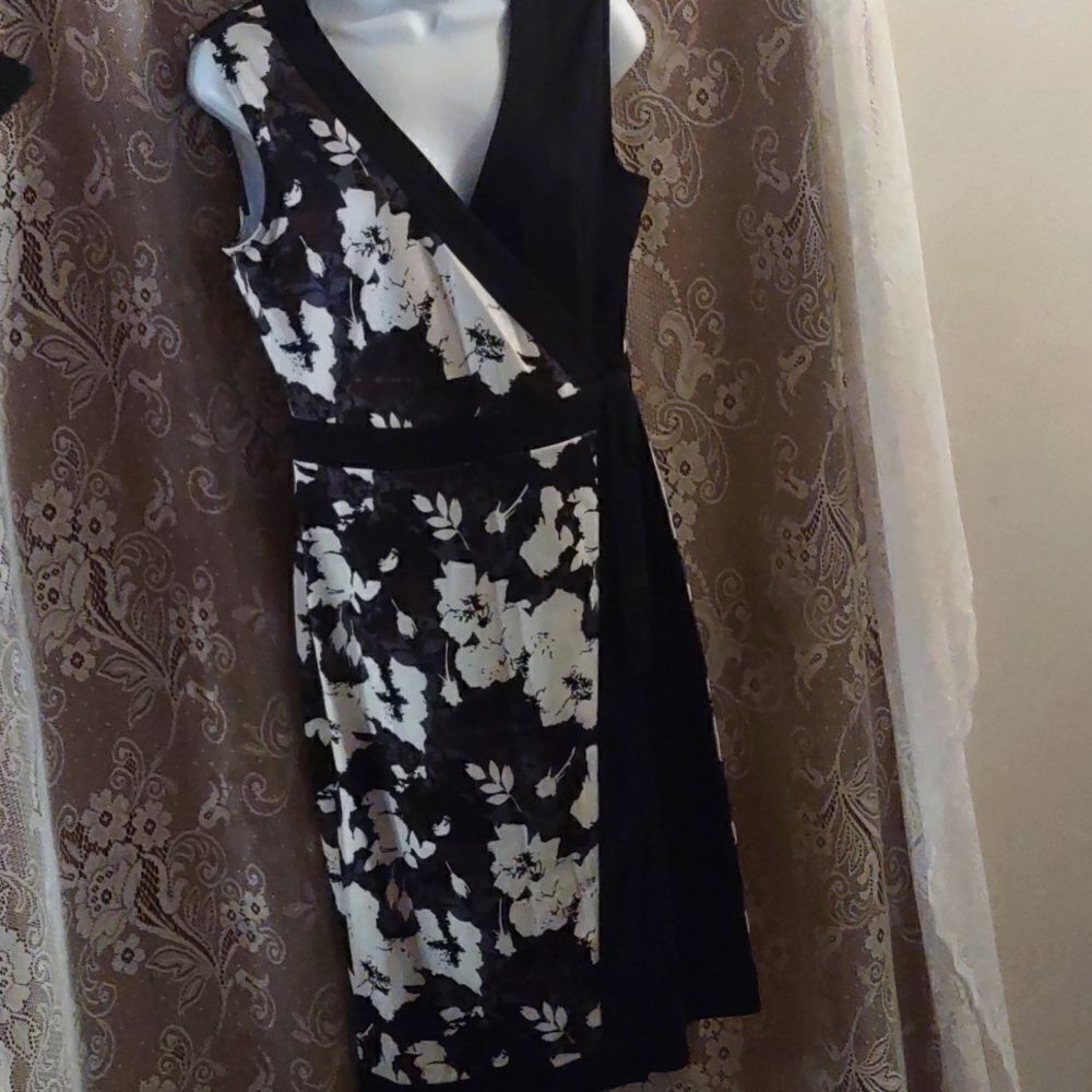 Signature Collection Classic Women's Size S Dress wrap around White Gray Floral‎